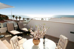Beach-side Apartment - Beautiful Sea Views + Pool